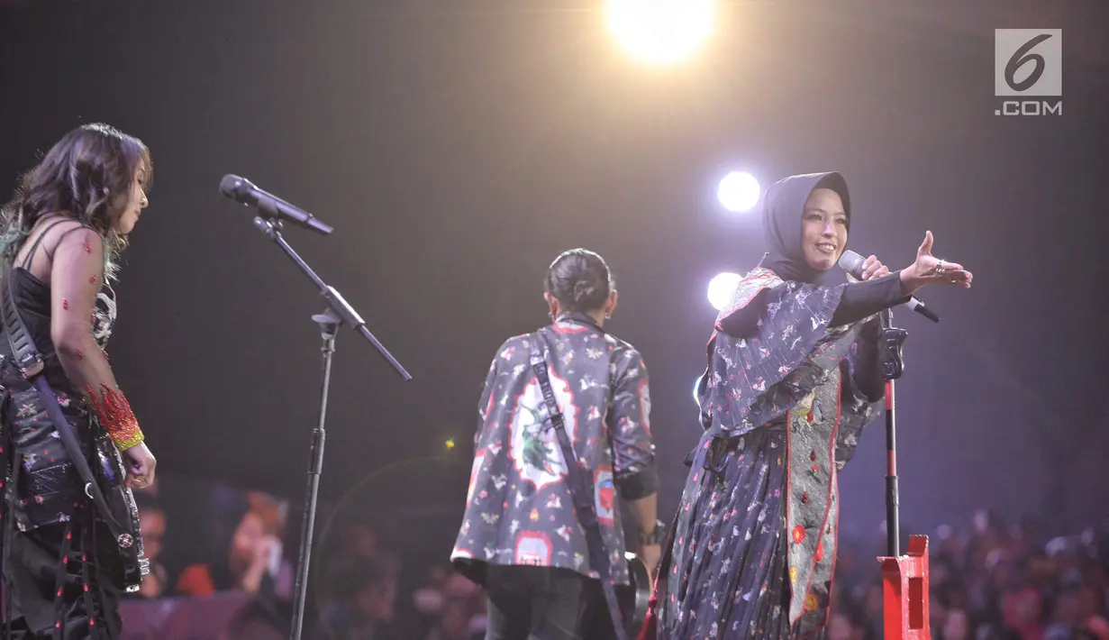 Musisi band Kotak tampil dalam malam puncak Hut SCTV ke-28 di ICE BSD, Tangerang, Jumat (24/8). Dalam penampilannya mereka membawakan sejumlah lagu diantaranya "Masih Cinta" dan "Pelan Pelan Saja". (Liputan6.com/Faizal Fanani)