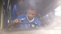 Aksi Kocak Zulham Zamrun Jadi Sopir Bus Persib
