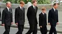 Pangeran Philip, Pangeran William, Earl Spencer, Pangeran Harry dan Pangeran Charles berjalan di belakang peti mati Lady Di menjelang pemakamannya. (AFP)