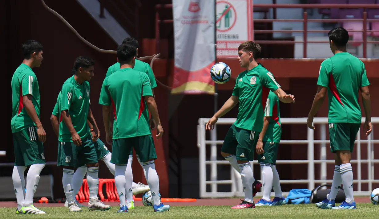 Timnas Meksiko U-17 mengikuti latihan resmi di lapangan Thor, Surabaya, Jawa Timur, Senin (20/11/2023). (Doc. LOC WCU17/NFL)