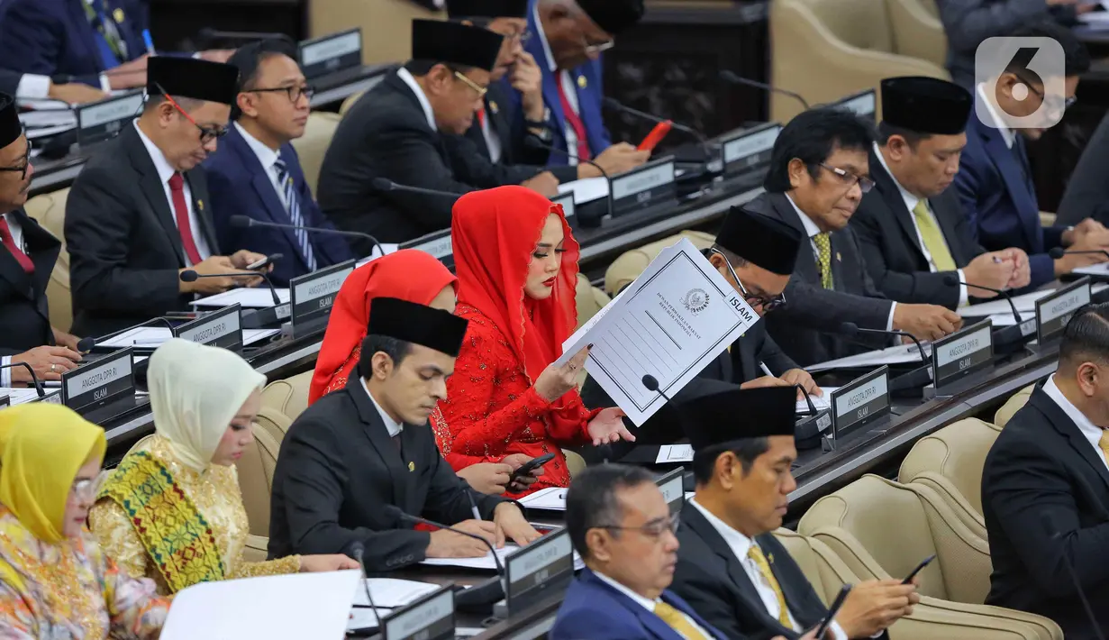 Rapat paripurna DPR pengucapan sumpah janji anggota DPR periode 2024-2029 dipimpin oleh pimpinan DPR sementara. (Liputan6.com/Angga Yuniar)