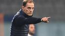 Pelatih PSG, Thomas Tuchel menginstruksikan pemainnya saat bertanding melawan Istanbul Basaksehir FK pada a Grup H Liga Champions di stadion Basaksehir Fatih Terim di Istanbul pada 28 Oktober 2020. Tuchel akan bereuni dengan eks anak didiknya, yakni Christian Pulisic dan Thiago Silva. (AFP/Ozan Kose