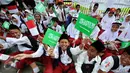 Pelajar SD mengibarkan bendera kedua negara untuk menyambut kedatangan Presiden Joko Widodo bersama Raja Arab Saudi, Salman bin Abdulaziz di sekitar Istana Bogor, Rabu (1/3). Puluhan ribu pelajar akan menyambut. (Liputan6.com/Helmi Fithriansyah)