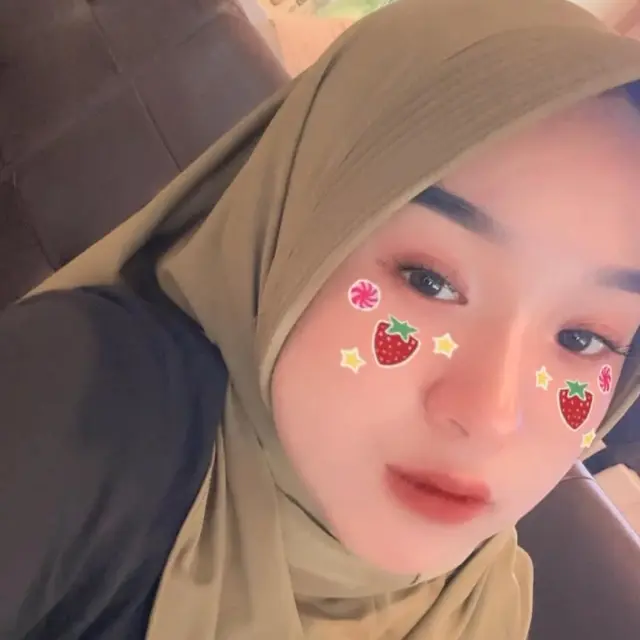 Potret Niken Salindry yang hobi selfie pose close up (credit: instagram/niken_salindry_reall)