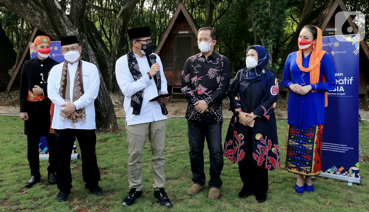 Menteri Parekraf Sandiaga Uno (ketiga kiri), Direktur Infrastruktur Ekonomi Kreatif Kemenparekraf Baparekraf Hariyanto, Walikota Jakarta Utara Ali Maulana Hakim, Kepala Sudin Parekraf Wiwik Satriani memberikan keterangan pers workshop KaTa Kreatif di Jakarta (04/09/2021) (Liputan6.com/Fery Pradolo)