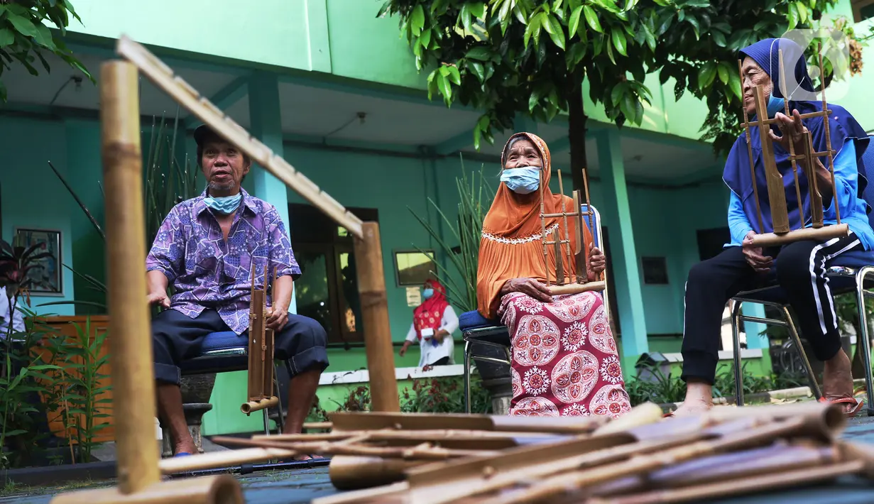 Sejumlah lansia mengikuti latihan angklung di Rumah Rehabilitasi Psikososial Dinas Sosial Kota Tangerang, Banten, Rabu (19/5/2021). Kegiatan berlatih angklung bagi lansia tersebut guna mengisi waktu luang sekaligus melatih motorik, auditori, dan sensorik para lansia. (Liputan6.com/Angga Yuniar)
