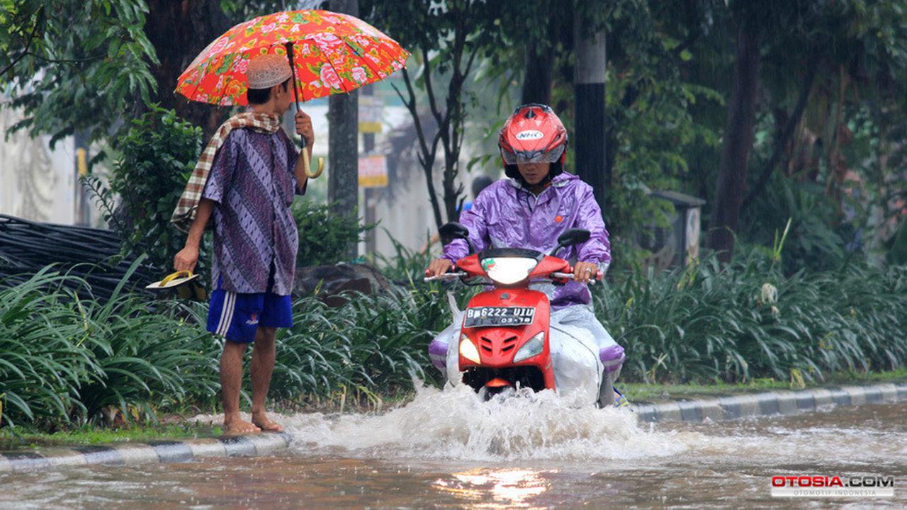 Ilustrasi pemotor melewati genangan air (Otosia.com/Nazar Ray)