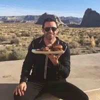 Garang sebagai Wolverine dan menunjukkan sisi berbeda di The Greatest Showman, Hugh Jackman nampaknya jatuh cinta pada makanan. (instagram/thehughjackman)