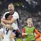 Penyerang Inggris Harry Kane berselebrasi di pelukan rekan setimnya Ollie Watkins usai menang atas Belanda pada penghujung laga semifinal Euro 2024 di Signal Iduna Park, Kamis (11/7/2024). (AP Photo/Martin Meissner)