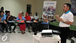 Dirut PT. Harum Citra, Slamat Setiawan memberikan motivasi kepada peserta pelatihan pemberdayaan masyarakat yang diselengarakan oleh Indonetwork di kelurahan Srengseng Sawah, Jagakarsa, Jakarta Selatan, Selasa (19/1). (Liputan6.com/Yoppy Renato)