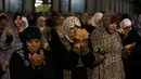 Sejumlah umat perempuan Palestina ketika memanjatkan doa di depan Kubah Batu, di kompleks Masjid Al Aqsa, Yerusalem, Senin (13/7/2015). Setiap malam Lailatul Qadar, kompleks Masjid Al Aqsa dipenuhi para umat muslim. (AFP PHOTO/Ahmad GHARABLI)