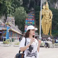 Kamu bisa memakai pakaian serba putih, dari kaos hingga celana. Jangan lupa membawa topi kepala tidak langsung terpapar matahari dan sunglesses agar terlihat lebih catchy