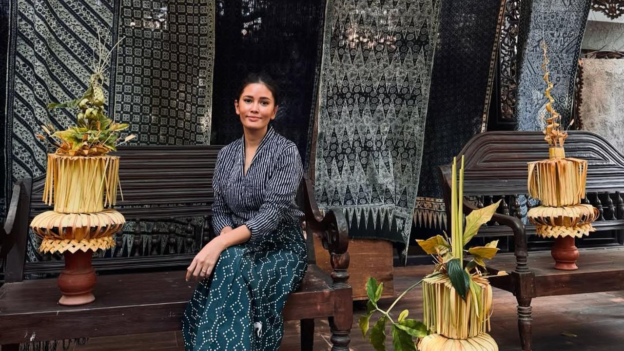 Pesona Titi Radjo Padmaja saat Kenakan Batik dengan Berbagai Model, Super Elegan dan Kasual