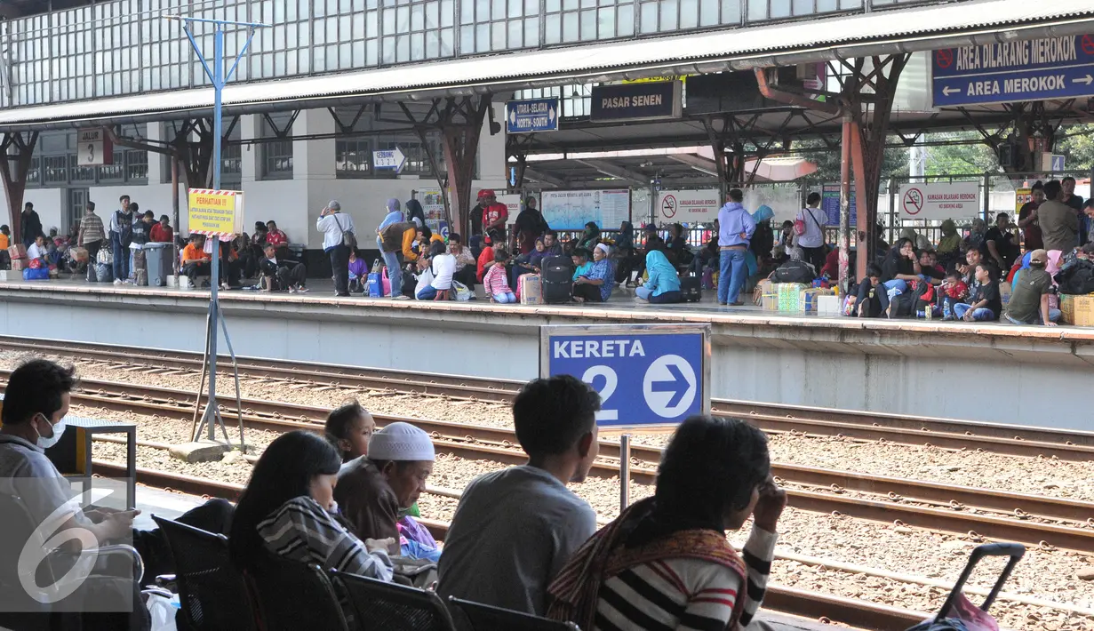 Ratusan pemudik menunggu kereta api di Stasiun Senen pada H+3 Lebaran, Jakarta, Senin (20/7/15). Para pemudik berencana pulang kampung pada H+3 karena tidak mendapatkan tiket sebelum Lebaran. (Liputan6.com/Herman Zakharia)