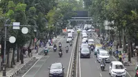 Sejumlah kendaraan tengah melintas di Jalan Merdeka, Kota Bandung (13/4/2024). (Dikdik Ripaldi/Liputan6.com)