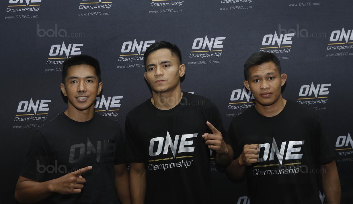Petarung Indonesia, Stefer Rahardian foto bersama usai latihan terbuka jelang laga One Championship di Senayan, Jakarta, Kamis (14/07/2017). Pertarungan tersebut akan berlangsung di JCC, Jakarta, Sabtu (16/9/2017). (Bola.com/M Iqbal Ichsan)