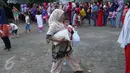 Seorang ibu membawa sembako usai mendapatkan paket sembako murah dari Indosiar di Joglo, Jakarta, Senin (13/6). Paket berisikan 5 kg beras, 2 liter minyak goreng, 1 kg gula pasir dan 1 kg tepung terigu dijual Rp 30 ribu‎. (Liputan6.com/Angga Yuniar)