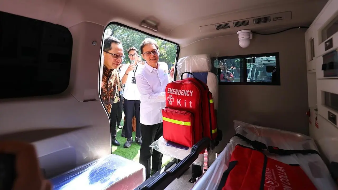 Kasatgas PRR Tito Karnavian bersama Menkes Budi Gunadi Sadikin melihat unit ambulans yang akan dikirim ke daerah terdampak bencana di Jakarta, Kamis (12/3/2026).