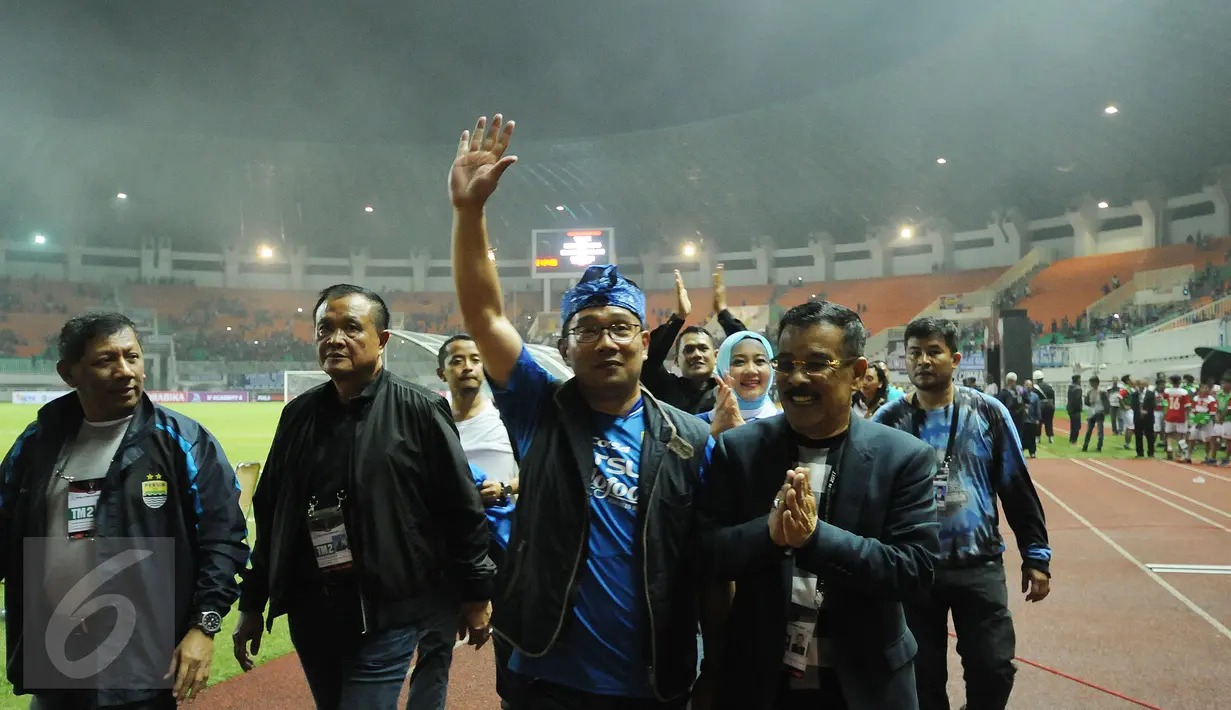 Walikota Bandung, Ridwan Kamil menyapa suporter usai menyaksikan laga perebutan temoat ketiga antara Persib melawan Semen Padang di Stadion Pakansari, Kab Bogor, Sabtu (11/3). Persib unggul 1-0. (Liputan6.com/Helmi Fithriansyah)