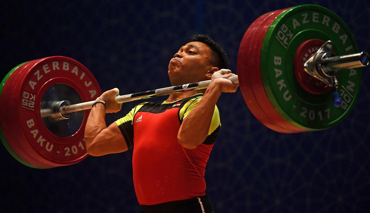 Aksi Eko Yuli Irawan di kelas 62 kilogram pada Islamic Solidarity Games di Baku, Azerbaijan pada Minggu (13/5/2017). (AFP/Jonathan Nackstrand)