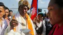 Pendaki asal Nepal, Kami Rita Sherpa disambut oleh istrinya di bandara di Kathmandu, Nepal, Sabtu (25/5/2019). Kami merupakan penduduk asli Desa Thame yang terletak di dekat Gunung Everest. (AP Photo/Niranjan Shrestha)