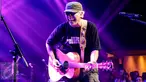 Iwan Fals saat membawakan lagu pada Reuni Vaganza alumni STP/IISIP Jakarta yang disertai deklarasi Ikatan Alumni Katha Cakti, Jakarta, Minggu malam (30/8/2015). Dalam acara itu, hadir pula Ahmad Albar dan Ian Atono 'God Bless'. (Liputan6.com/Yoppy Renato)