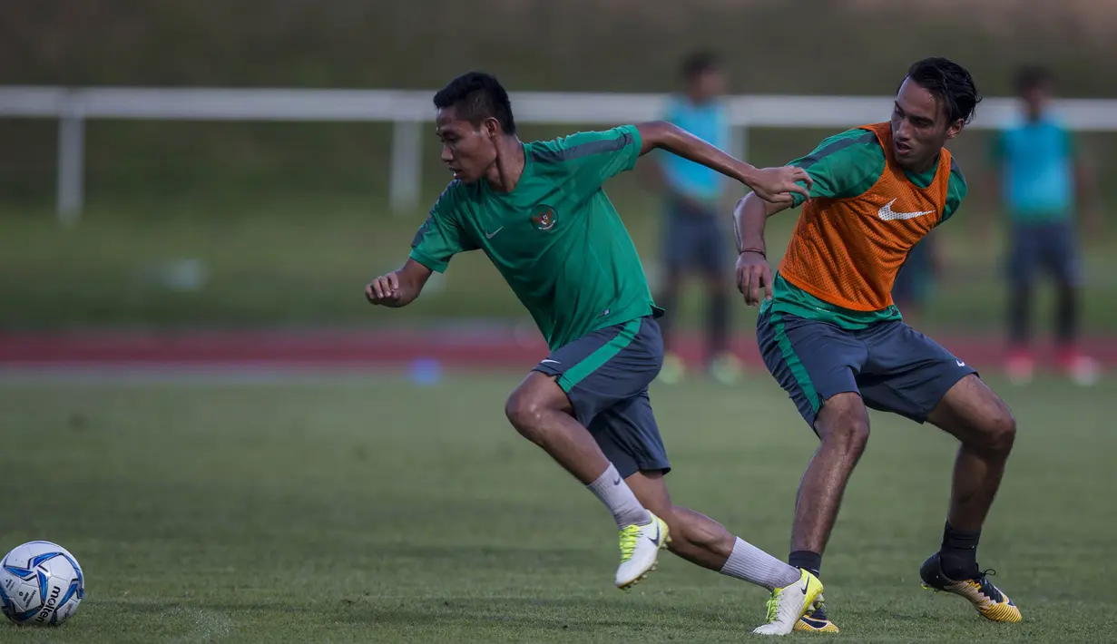 Pemain Timnas Indonesia U-22. Evan Dimas, berhasil melewati Ezra Walian saat latihan di Stadion UKM, Selangor, Senin (14/8/2017). Ini merupakan latihan terakhir jelang laga SEA Games melawan Thailand. (Bola.com/Vitalis Yogi Trisna)