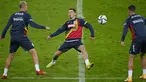 Gelandang Rumania Olimpiu Morutan (tengah) mengambil bagian dalam sesi latihan di Hamburg, Jerman, Kamis (7/10/2021). Timnas Rumania akan bertandang ke markas Jerman pada laga penyisihan Grup J Kualifikasi Piala Dunia 2022 zona Eropa di Volksparkstadion, Sabtu dini hari WIB. (John MACDOUGALL/AFP)