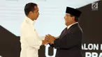 Capres no. urut 01 Joko Widodo atau Jokowi dan Capres no. urut 02 Prabowo Subianto berjabat tangan usai debat keempat Pilpres 2019 di Jakarta, Sabtu (30/3). Debat mengangkat tema tentang ideologi, pemerintahan, pertahanan dan keamanan, serta hubungan internasional.(Liputan6.com/JohanTallo)