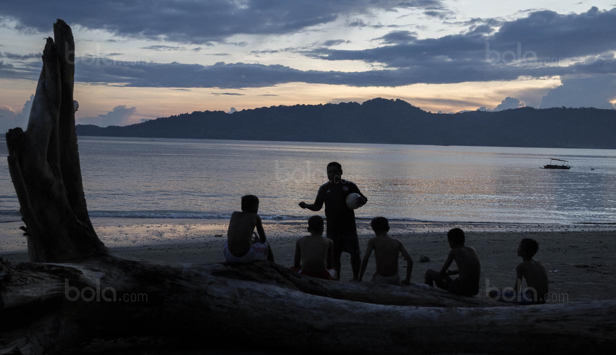 Meski harus berlatih dalam keterbatasan, Sani Tawainella selalu yakin kerja keras bisa membawa anak didiknya tersebut ke pentas nasional. "Alam yang mengajarkan anak-anak Tulehu bermain sepak bola," ujar Sani. (Bola.com/Vitalis Yogi Trisna)