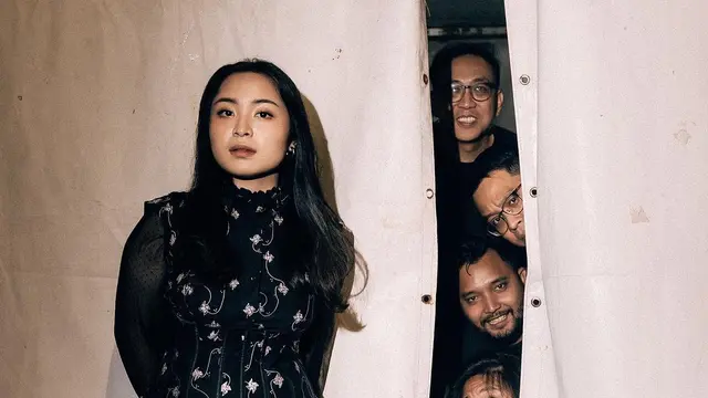 6 Inspirasi Look Serba Hitam Anti Monoton ala Bernadya