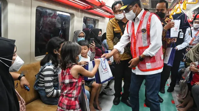 Menteri Perhubungan Budi Karya Sumadi meninjau langsung progres elektrifikasi jalur sepanjang 6,2 km tersebut. Ini menjadi bagian dari pengembangan KRL Yogyakarta-Solo. (Dok Kemenhub)