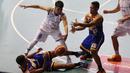 Pemain Satria Muda, Hans Abraham (tengah) berebut bola dengan pemain Bimasakti pada laga IBL Reguler Season di Hall A Senayan, Jakarta, Senin (11/1/2016). Satria Muda menang 55-33. (Bola.com/Nicklas Hanoatubun)