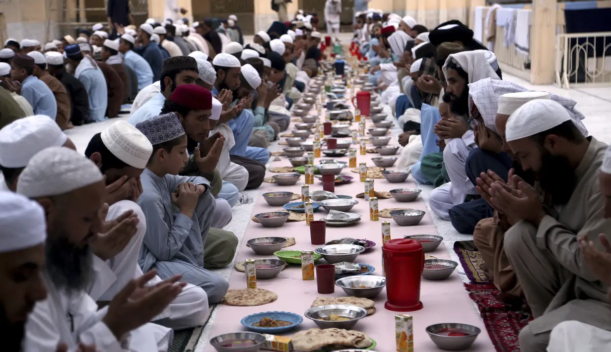 Sejumlah umat Muslim berdoa sebelum berbuka puasa, selama bulan suci puasa Ramadhan, di sebuah masjid di Peshawar, Pakistan, Rabu (14/4/2021). Bulan Ramadhan ditandai dengan berpuasa setiap hari dari fajar hingga matahari terbenam. (AP Photo/Muhammad Sajjad)