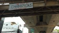 Pendukung Persija Jakarta membentangkan spanduk keyakinan juara Piala Menpora 2021. (Liputan6.com/Harley Ikhsan)