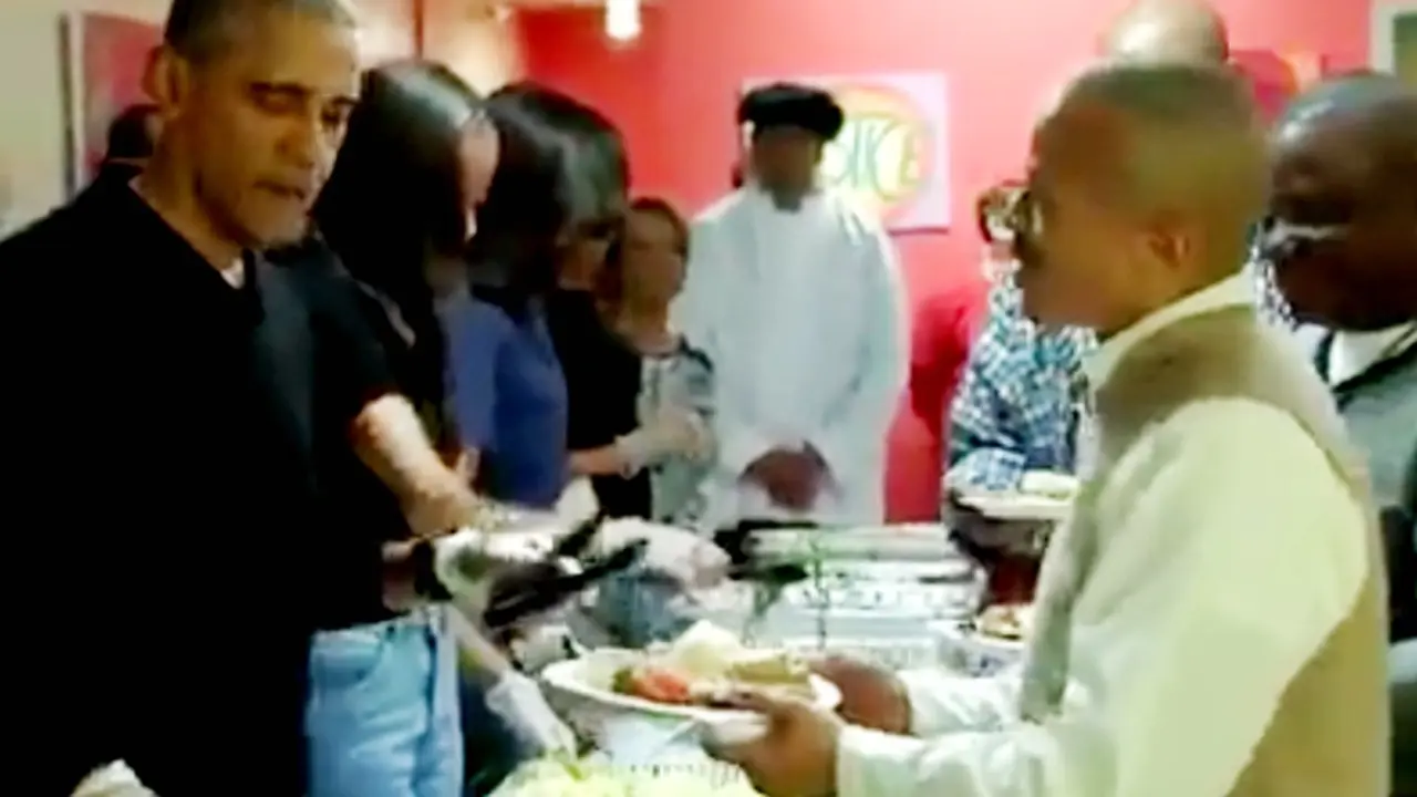 [Bintang] Obama Jadi Pelayan Saat Bagikan Menu Buka Puasa di Gedung Putih?
