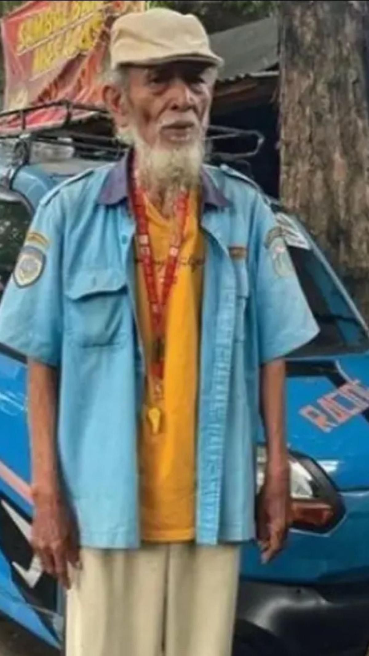 Sebelumnya, Pak Cepi sosok tukang parkir ini pernah viral lantaran di make over. Begini penampilannya dengan seragam kerja.