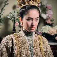 Melihat lebih dekat busana pengantin transgender Nong Poy yang bertabur emas dan batik Jawa (@kaiguru)