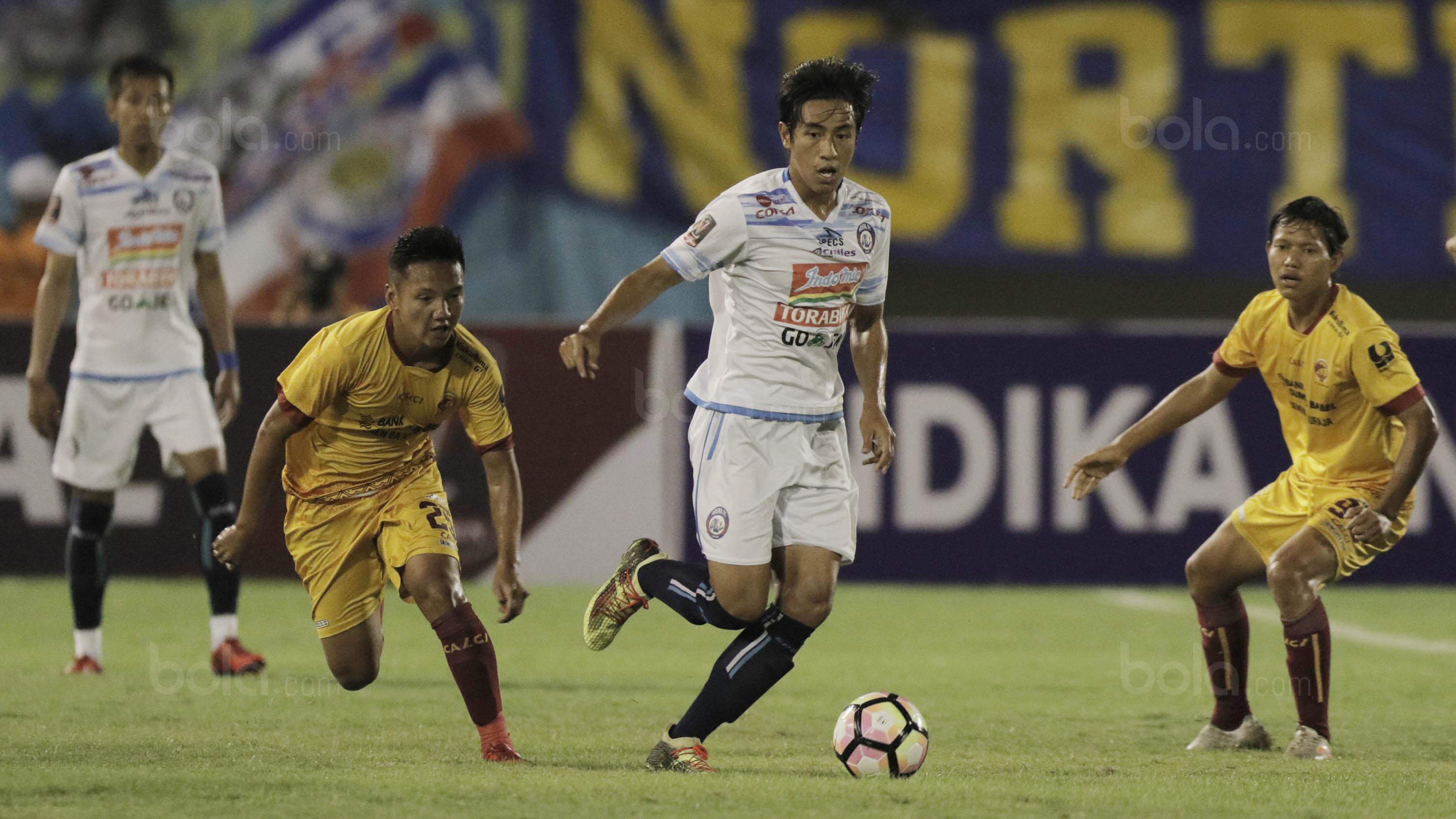 Gelandang Arema FC, Hanif Sjahbandi, saat pertandingan melawan Sriwijaya FC pada laga perempat final Piala Presiden di Stadion Manahan, Solo, Minggu, (4/2/2018). Skor babak pertama berakhir imbang 0-0. (Bola.com/M Iqbal Ichsan)
