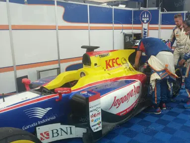 Teknisi Trident mempersiapkan mobil Philo Paz Armand sebelum melakukan tes pada balapan GP2 di Sirkuit Red Bull Ring, Austria, (1/7/2016). (Bola.com/Reza Khomaini)