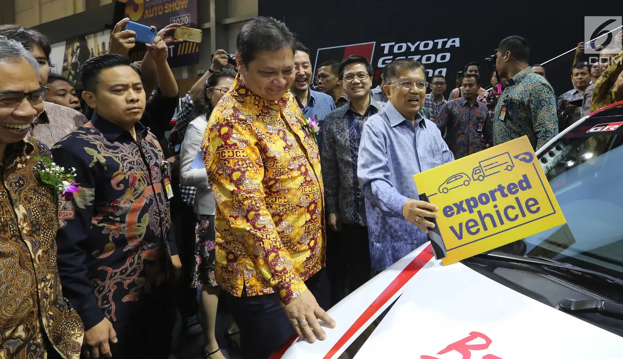 Wakil Presiden Jusuf Kalla dan Menteri Peridustrian Airlangga Hartarto meninjau stan pameran Gaikindo Indonesia Internasional Auto Show (GIIAS) 2019 di ICE BSD, Tangerang, Kamis (18/7/2019). Pameran otomotif terbesar di Indonesia tersebut mengusung tema Future in Motion. (Liputan6.com/Fery Pradolo)