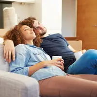 Mungkin sepasang orang ini cocok karena sama-sama mager.