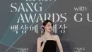 Yoona mengenakan long dress bodycon hitam strapless dari Alex Perry. [@yoona_lim]