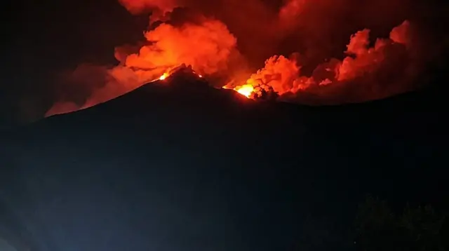 Gunung Karangetang Semburkan Material Pijar, Warga Diminta Waspada