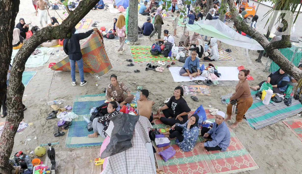 Untuk mengantisipasi lonjakan wisatawan, pengelola Pantai Ancol Taman Impian, Jakarta sudah mengantisipasi lonjakan pengunjung, salah satunya dengan menyiapkan kantong parkir dan bus keliling Ancol. (Liputan6.com/Herman Zakharia)