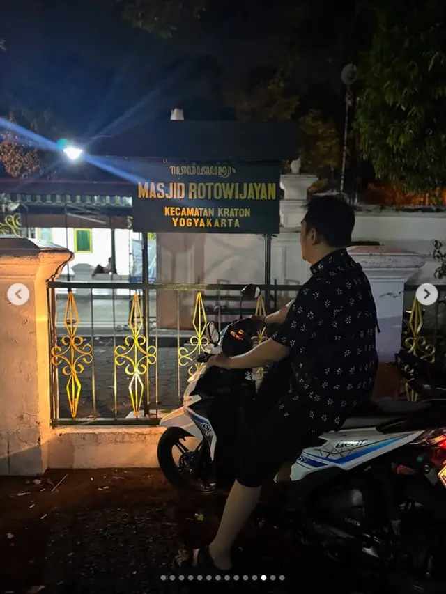 6 Potret Zaskia Adya Mecca dan Hanung Ikut Mubeng Beteng Malam 1 Suro Keraton Yogyakarta