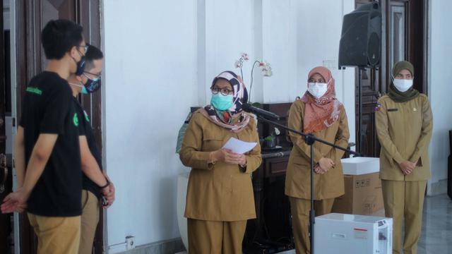 Penyerahan Konsentrator  Oksigen kepada Dinas Kesehatan Kota Bogor dan diterima langsung oleh Kepala Dinas Kesehatan Kota Bogor, dr. Sri Nowo Retno, MARS pada tanggal 30 Agustus 2021