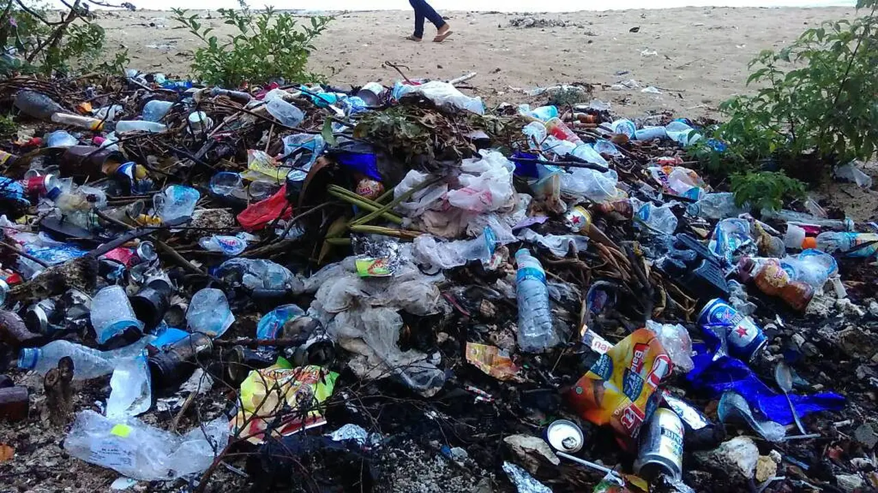 Pantai Kurinai Gorontalo Banyak Sampah