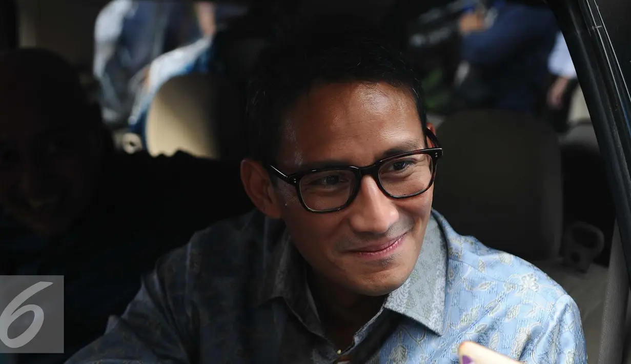 Sandiaga Uno usai rapat di rumah Boy Sadikin, Jakarta, Rabu (28/9). Anies-Sandiaga meminta masukan dari sejumlah pemimpin redaksi tentang perkembangan politik sepekan terakhir. (Liputan6.com/Gempur M Surya)