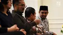 Glenn Fredly (kanan) bersama rekan-rekan musisi saat menemui Ketua DPR Bambang Soesatyo di Ruang Pimpinan DPR Gedung Nusantara III, Jakarta, Rabu (4/4). Pertemuan tersebut membahas perkembangan musik di Indonesia. (Liputan6.com/Johan Tallo)